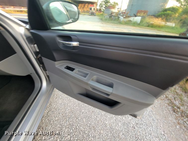 image for item IF9872 2005 Chrysler 300