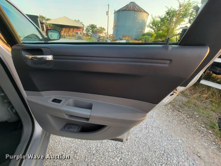 image for item IF9872 2005 Chrysler 300