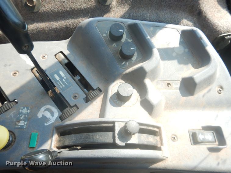 image for item IJ9448 1997 New Holland 8670  MFWD tractor