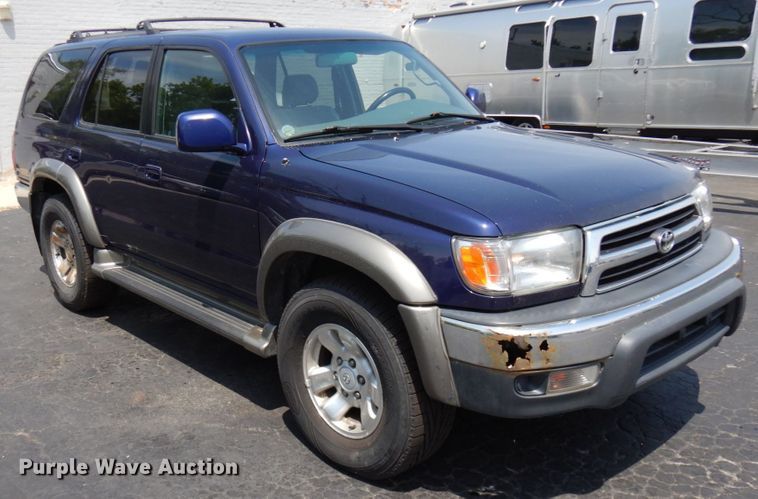 image for item IL9750 2000 Toyota 4Runner  SUV