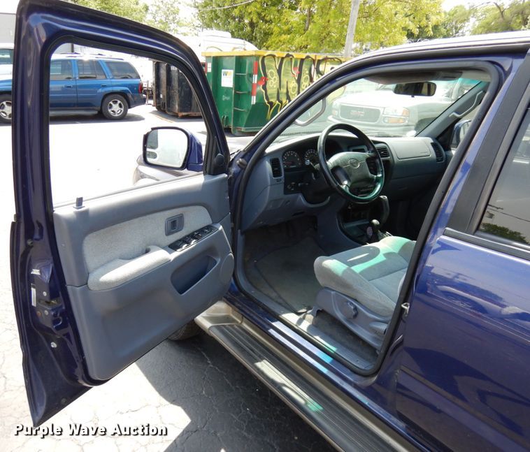 image for item IL9750 2000 Toyota 4Runner  SUV