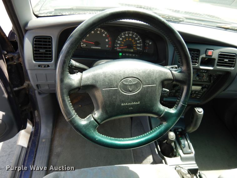 image for item IL9750 2000 Toyota 4Runner  SUV