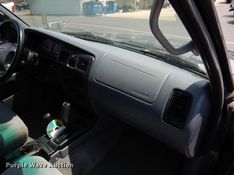 image for item IL9750 2000 Toyota 4Runner  SUV