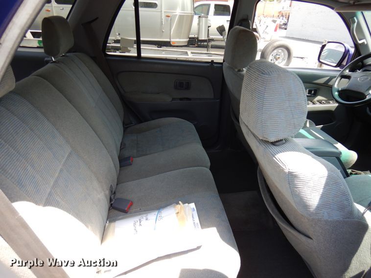 image for item IL9750 2000 Toyota 4Runner  SUV