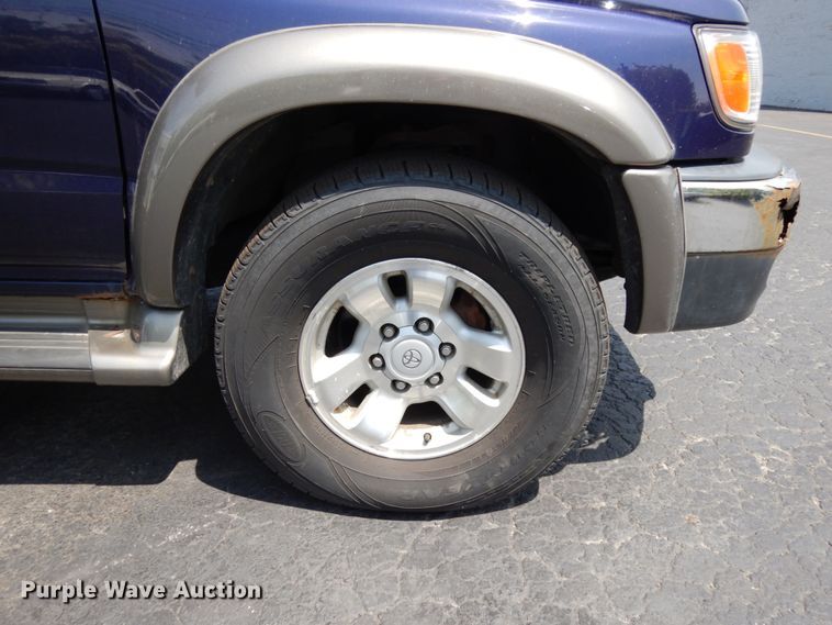 image for item IL9750 2000 Toyota 4Runner  SUV