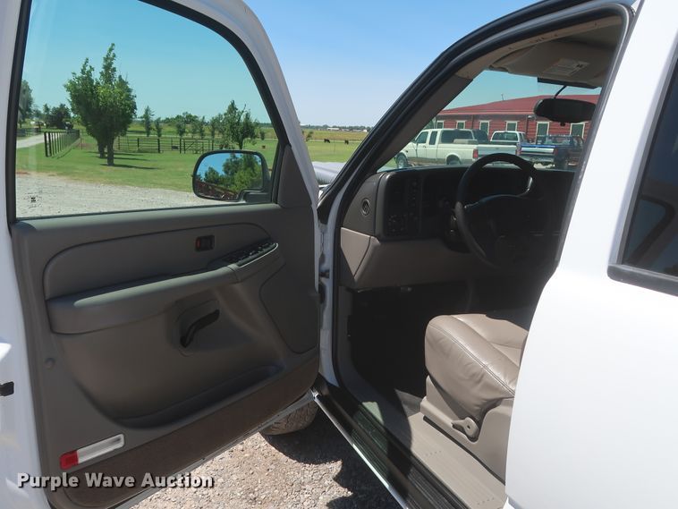 image for item IO9202 2005 Chevrolet Suburban 2500  SUV