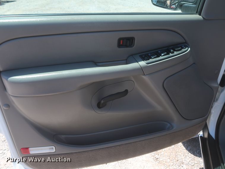 image for item IO9202 2005 Chevrolet Suburban 2500  SUV