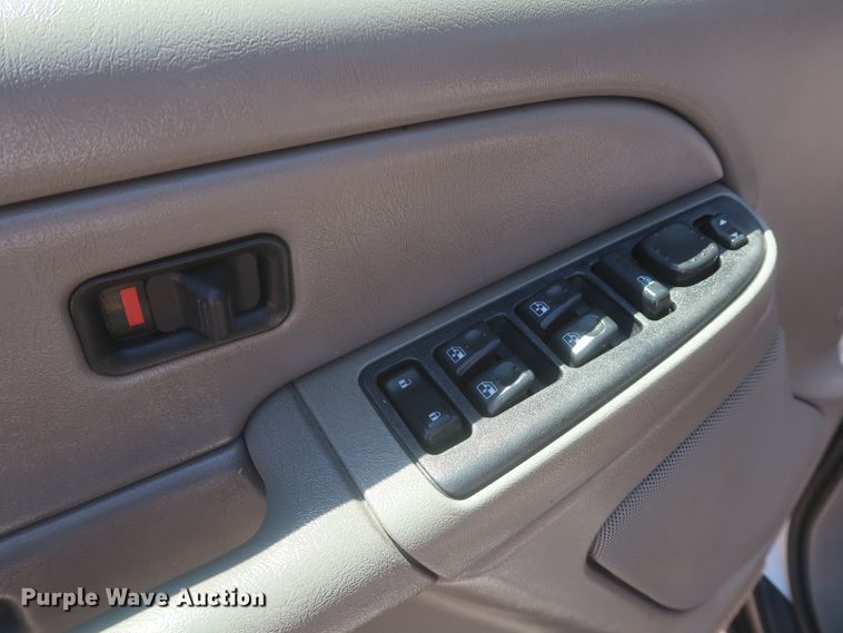 image for item IO9202 2005 Chevrolet Suburban 2500  SUV