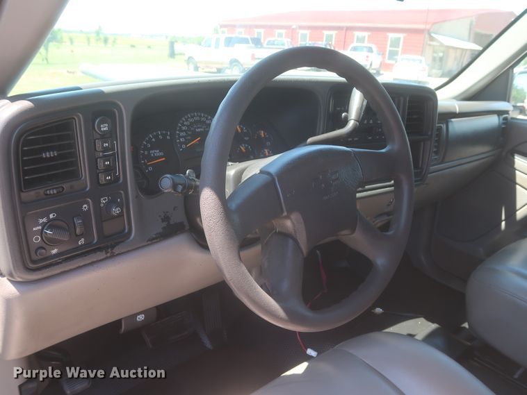 image for item IO9202 2005 Chevrolet Suburban 2500  SUV