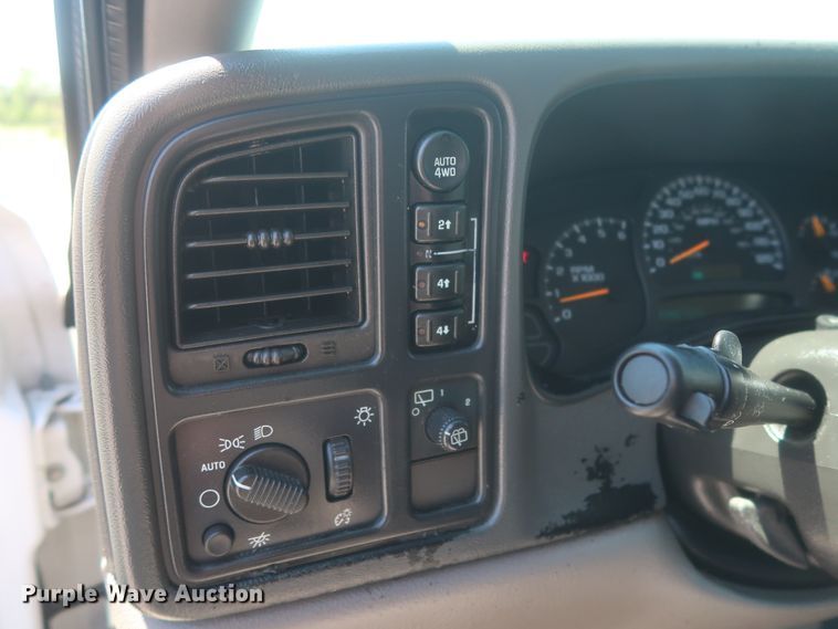 image for item IO9202 2005 Chevrolet Suburban 2500  SUV