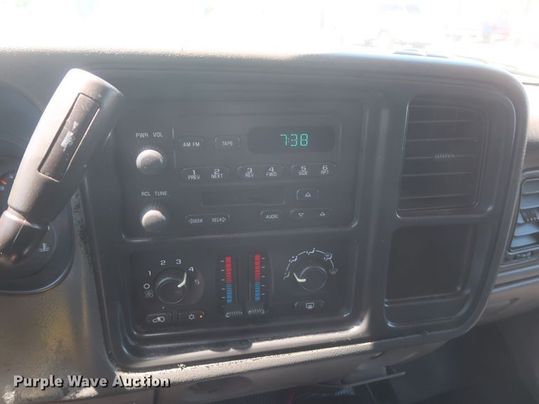 image for item IO9202 2005 Chevrolet Suburban 2500  SUV