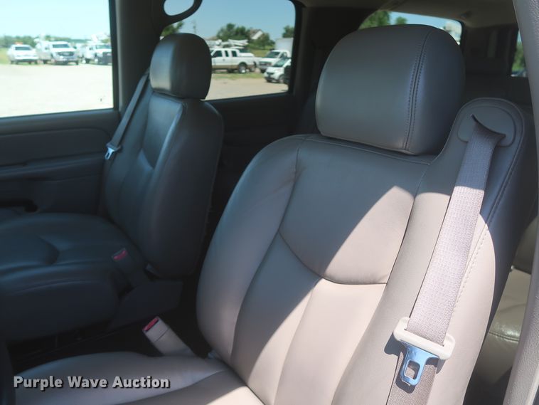 image for item IO9202 2005 Chevrolet Suburban 2500  SUV