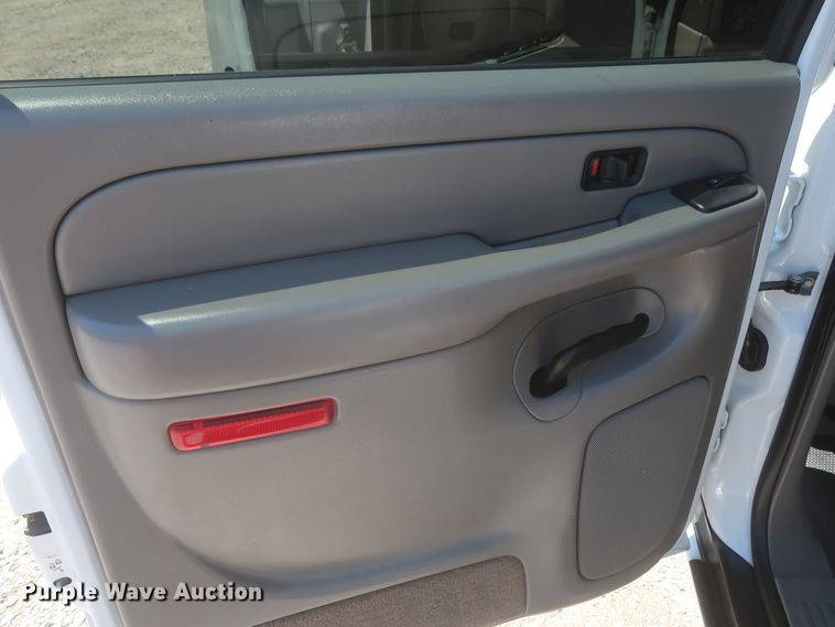 image for item IO9202 2005 Chevrolet Suburban 2500  SUV