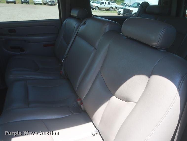 image for item IO9202 2005 Chevrolet Suburban 2500  SUV