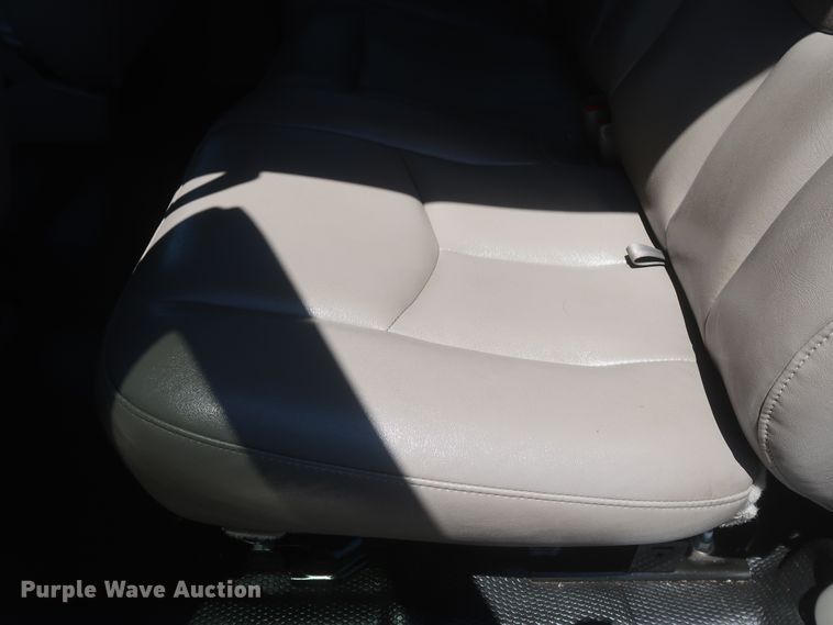 image for item IO9202 2005 Chevrolet Suburban 2500  SUV