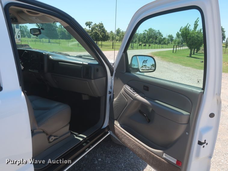 image for item IO9202 2005 Chevrolet Suburban 2500  SUV