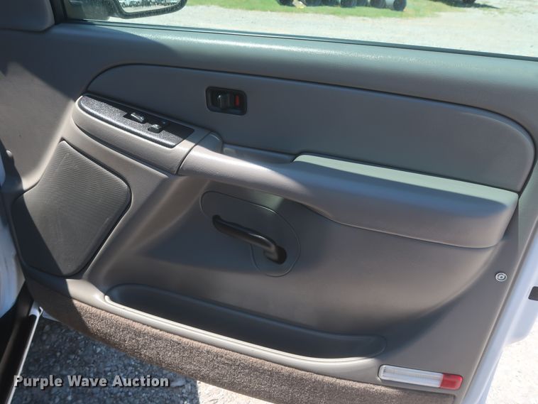 image for item IO9202 2005 Chevrolet Suburban 2500  SUV