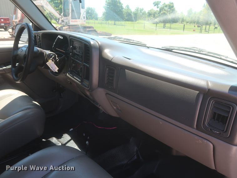 image for item IO9202 2005 Chevrolet Suburban 2500  SUV