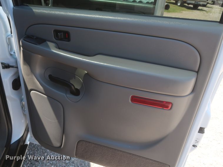 image for item IO9202 2005 Chevrolet Suburban 2500  SUV