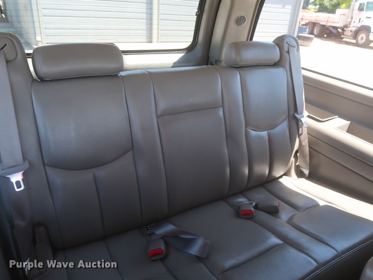 image for item IO9202 2005 Chevrolet Suburban 2500  SUV