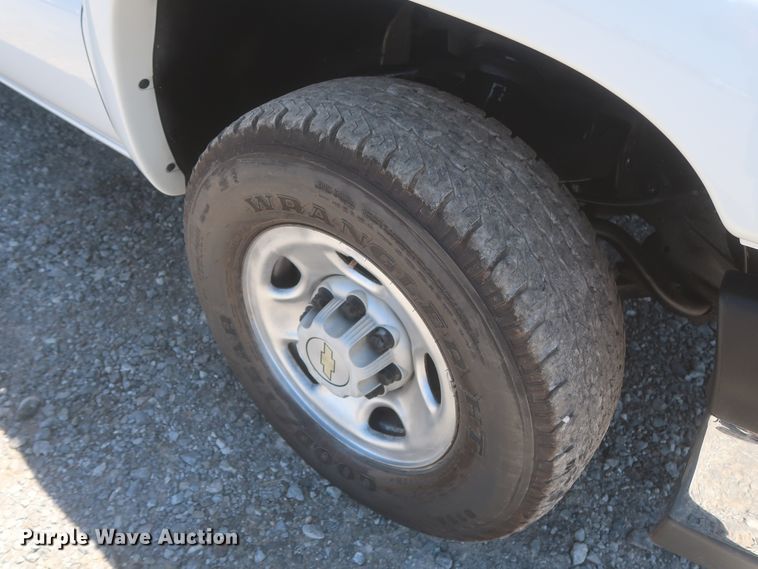 image for item IO9202 2005 Chevrolet Suburban 2500  SUV