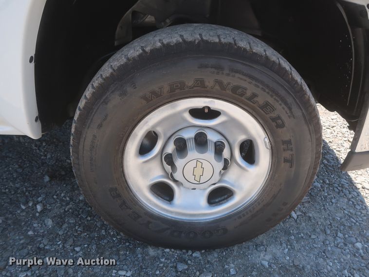 image for item IO9202 2005 Chevrolet Suburban 2500  SUV