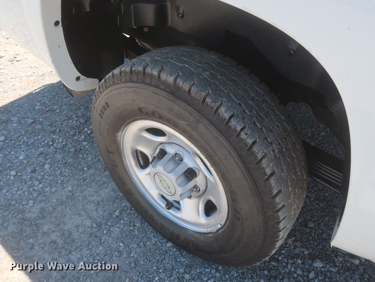 image for item IO9202 2005 Chevrolet Suburban 2500  SUV