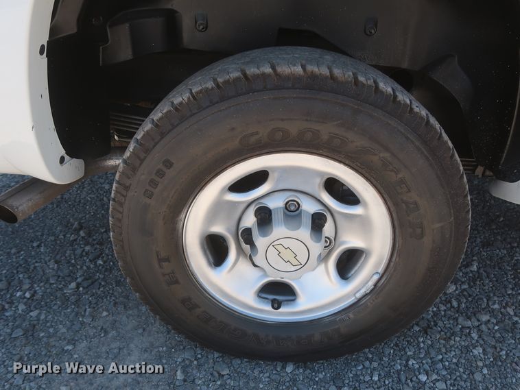 image for item IO9202 2005 Chevrolet Suburban 2500  SUV