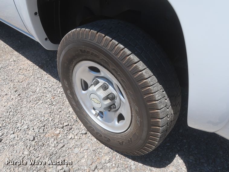 image for item IO9202 2005 Chevrolet Suburban 2500  SUV