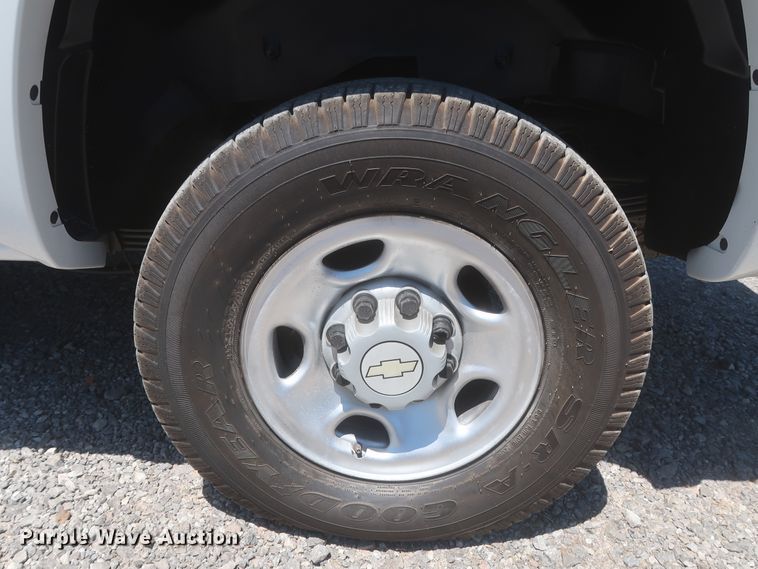 image for item IO9202 2005 Chevrolet Suburban 2500  SUV