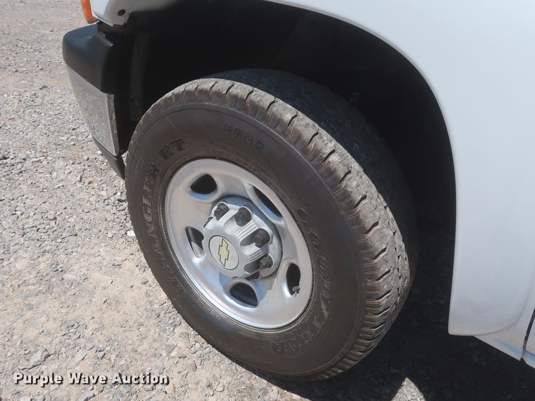 image for item IO9202 2005 Chevrolet Suburban 2500  SUV