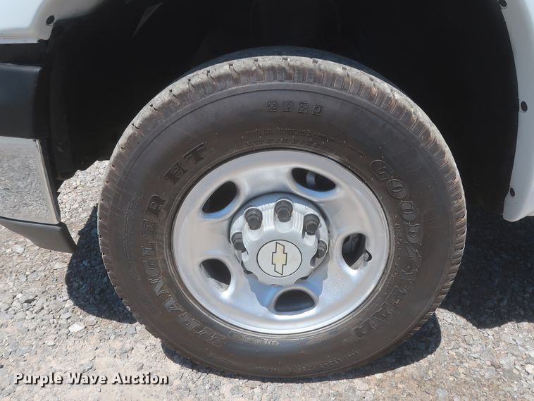 image for item IO9202 2005 Chevrolet Suburban 2500  SUV