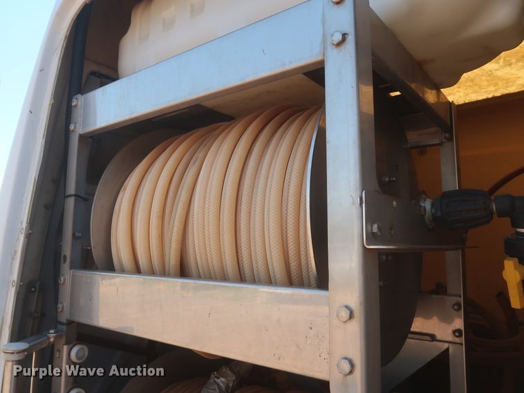 image for item IO9207 2010 Mitsubishi Fuso  sprayer truck