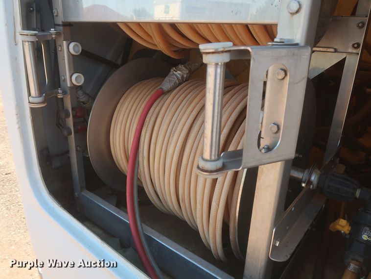 image for item IO9207 2010 Mitsubishi Fuso  sprayer truck