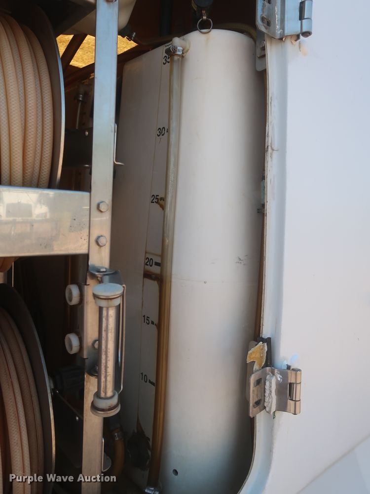 image for item IO9207 2010 Mitsubishi Fuso  sprayer truck