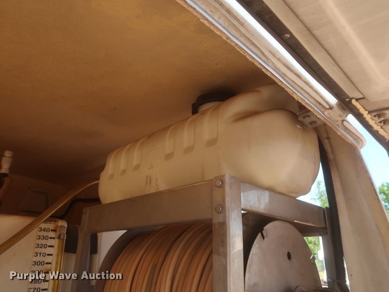 image for item IO9207 2010 Mitsubishi Fuso  sprayer truck