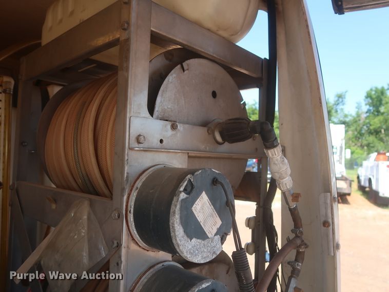 image for item IO9207 2010 Mitsubishi Fuso  sprayer truck