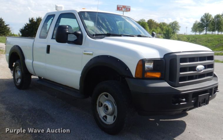 image for item IT9034 2005 Ford F250 Super Duty XL  SuperCab pickup truck