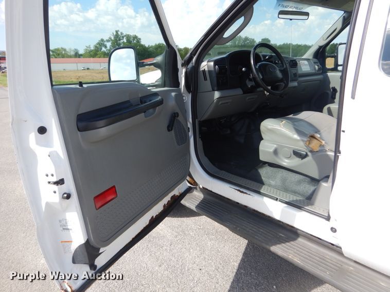 image for item IT9034 2005 Ford F250 Super Duty XL  SuperCab pickup truck