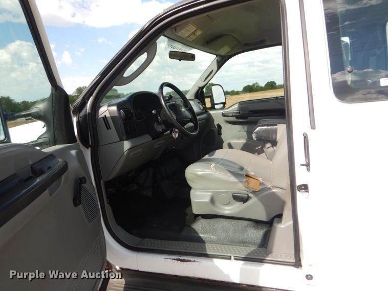 image for item IT9034 2005 Ford F250 Super Duty XL  SuperCab pickup truck