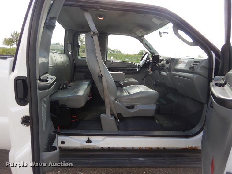 image for item IT9034 2005 Ford F250 Super Duty XL  SuperCab pickup truck