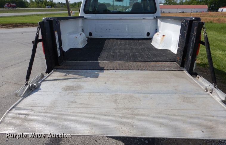 image for item IT9034 2005 Ford F250 Super Duty XL  SuperCab pickup truck