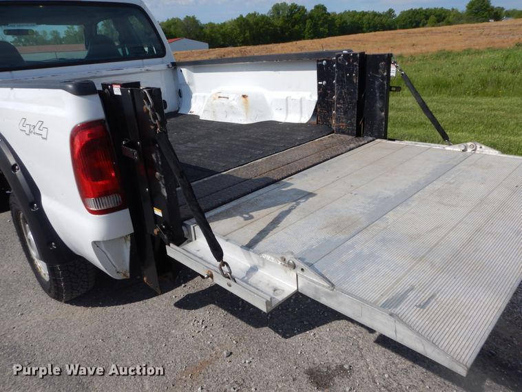 image for item IT9034 2005 Ford F250 Super Duty XL  SuperCab pickup truck