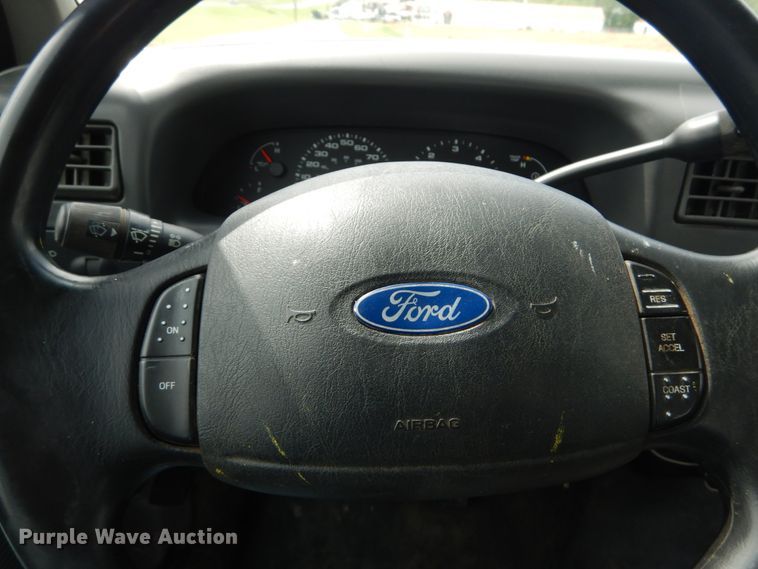 image for item IT9035 2003 Ford F250 Super Duty XL  SuperCab pickup truck