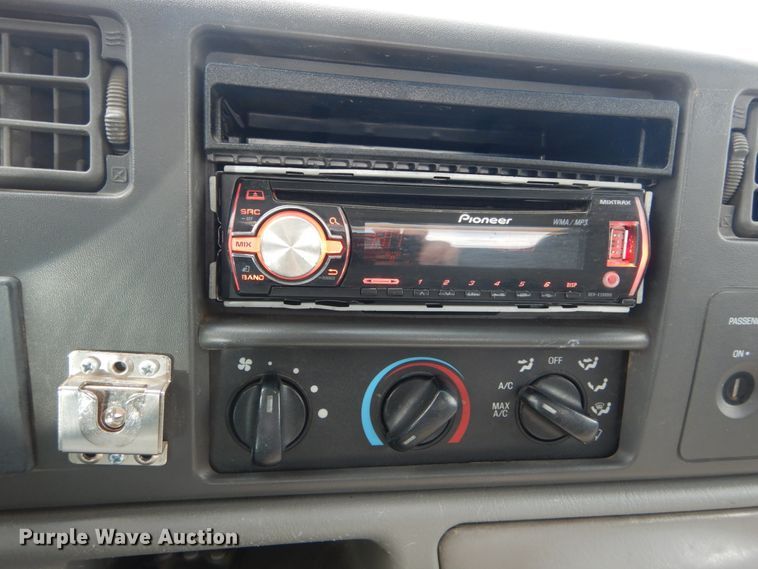 image for item IT9035 2003 Ford F250 Super Duty XL  SuperCab pickup truck