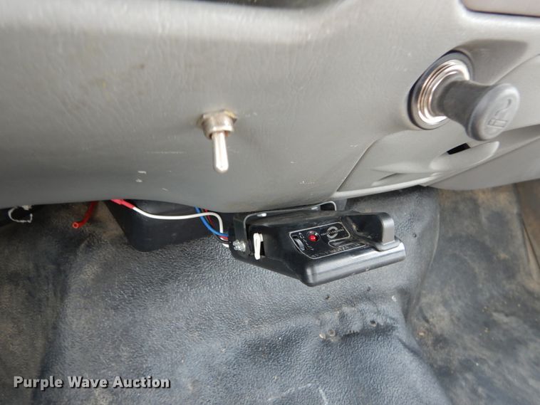 image for item IT9035 2003 Ford F250 Super Duty XL  SuperCab pickup truck