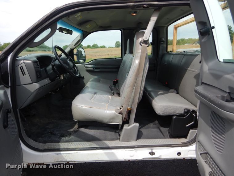 image for item IT9035 2003 Ford F250 Super Duty XL  SuperCab pickup truck