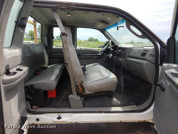 image for item IT9035 2003 Ford F250 Super Duty XL  SuperCab pickup truck