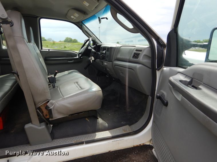 image for item IT9035 2003 Ford F250 Super Duty XL  SuperCab pickup truck