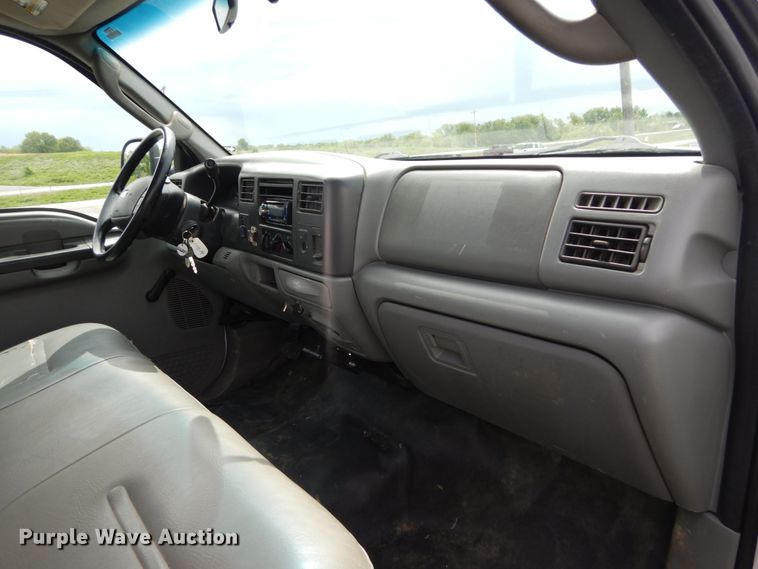 image for item IT9035 2003 Ford F250 Super Duty XL  SuperCab pickup truck